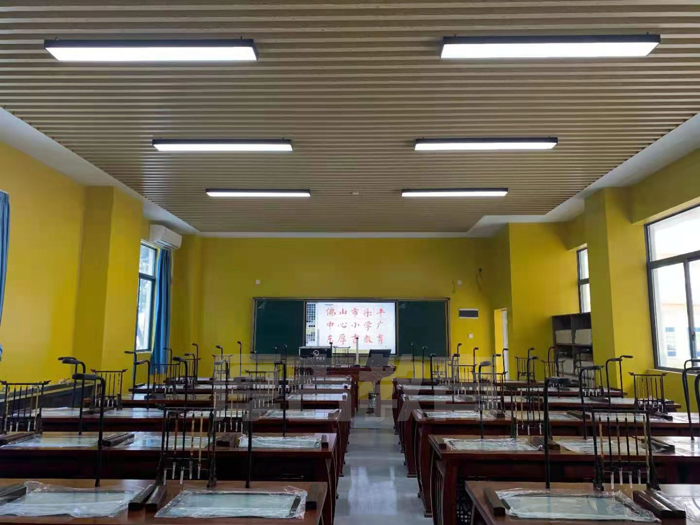 學校<a href='http://m.weizhuanxing.com/chanpin/57-1.html' target='1' style='font-size:18px; font-weight:bold; color:#000000;'>書法室</a>