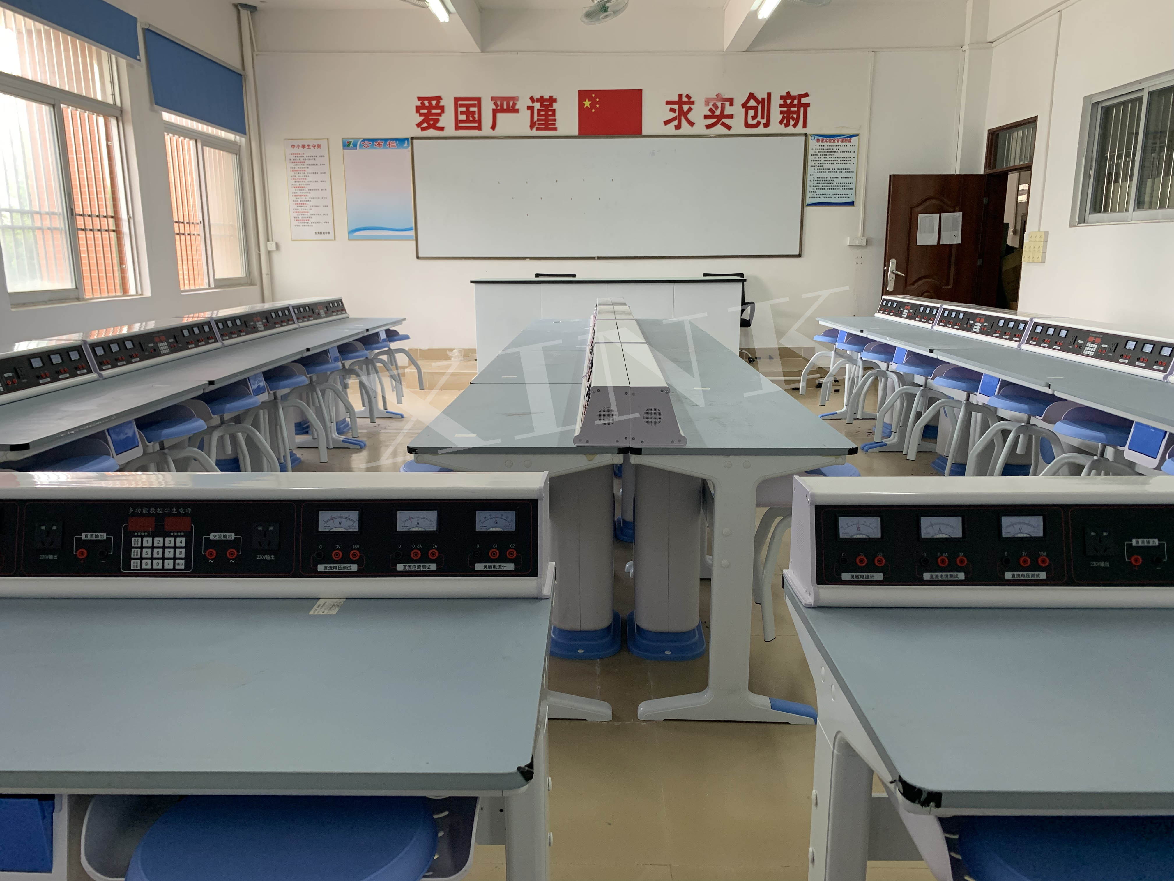 <a href='http://m.weizhuanxing.com/' target='1' style='font-size:14px; font-weight:bold; color:#0080ff;'>物理實驗室</a>