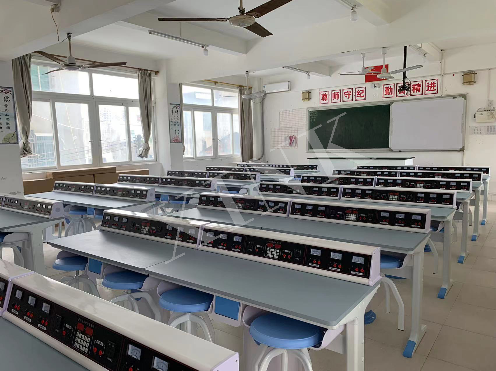 電學<a href='http://m.weizhuanxing.com/' target='1' style='font-size:14px; font-weight:bold; color:#0080ff;'>物理實驗室</a>