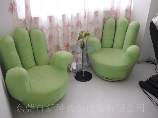 學(xué)校<a href='http://m.weizhuanxing.com' target='1' style='font-size:14px; font-weight:bold; color:#0080ff;'>心理咨詢室</a>布置