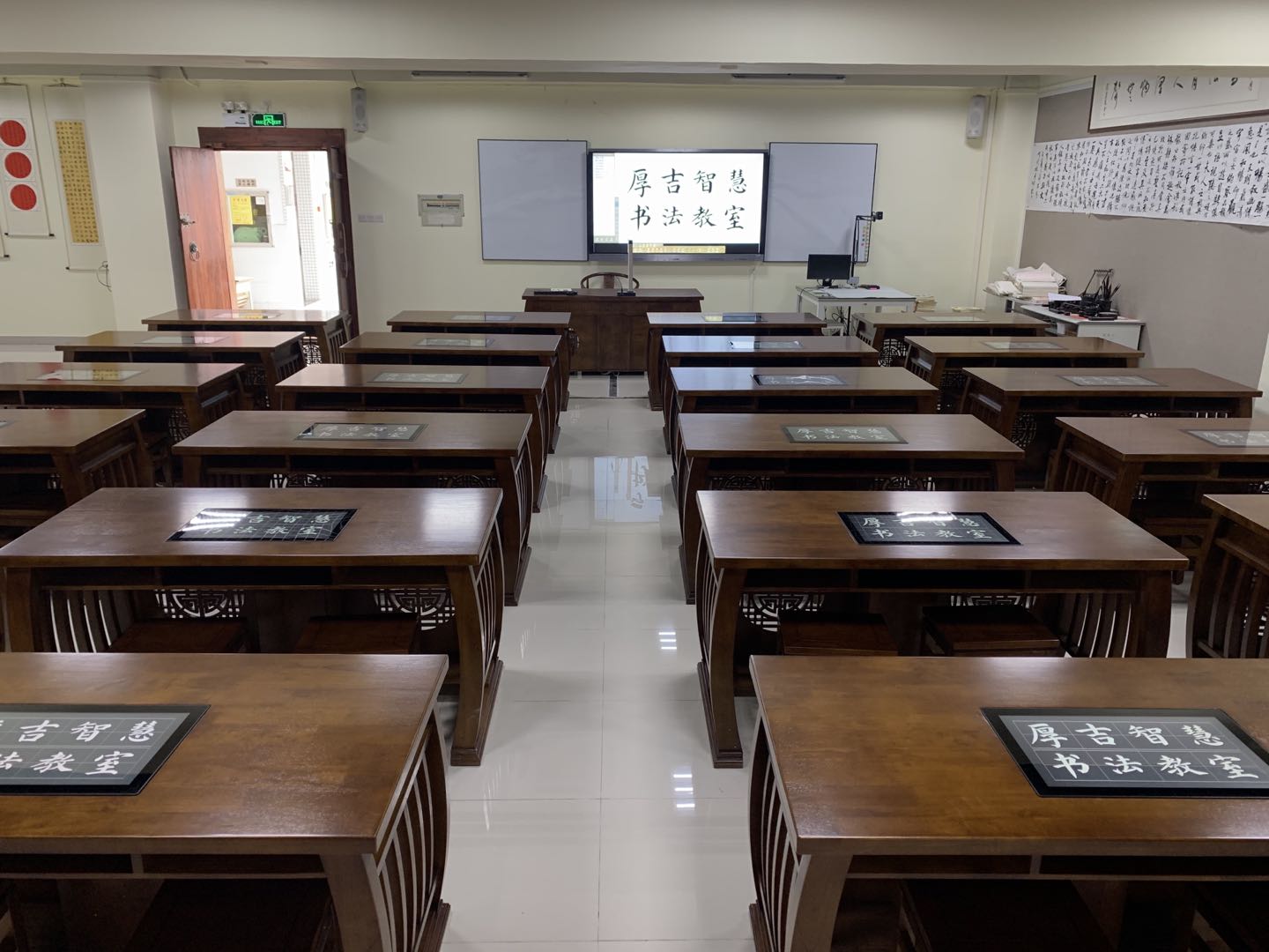 智慧<a href='http://m.weizhuanxing.com/chanpin/57-1.html' target='1' style='font-size:18px; font-weight:bold; color:#000000;'>書法室</a>