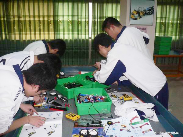 <a href='http://m.weizhuanxing.com/chanpin/60-1.html' target='1' style='font-size:18px; font-weight:bold; color:#000000;'>機器人功能室</a>