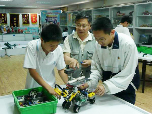 <a href='http://m.weizhuanxing.com/chanpin/60-1.html' target='1' style='font-size:18px; font-weight:bold; color:#000000;'>機器人功能室</a>5
